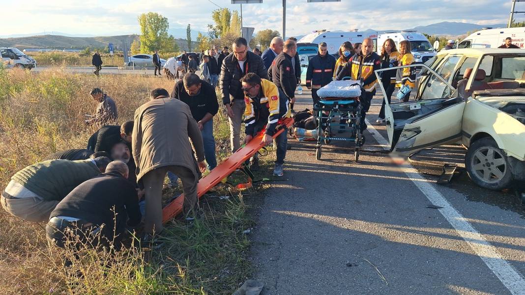 Kavşakta büyük kaza! Yaralılar araçta sıkıştı 1